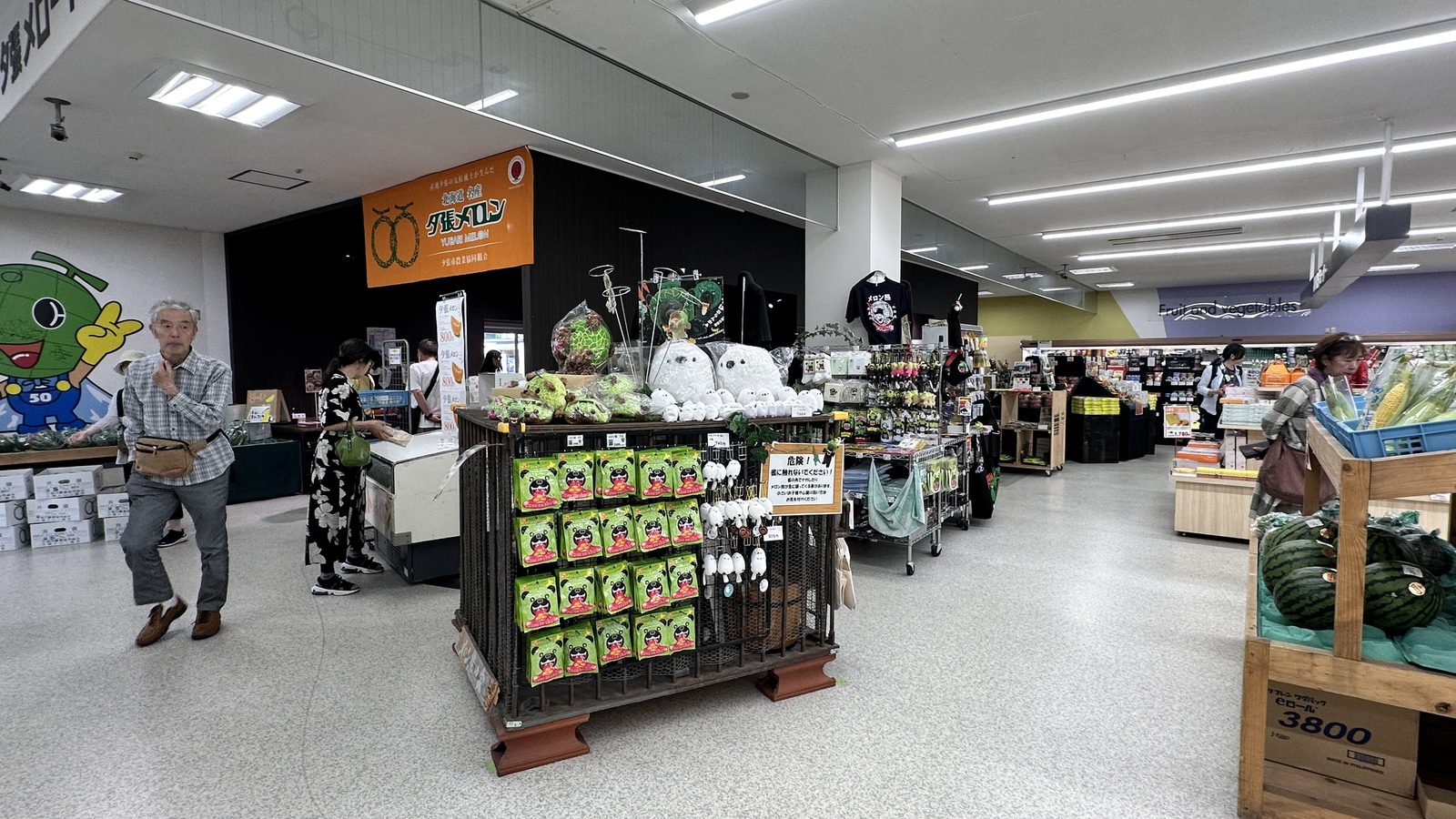 道之驛「夕張メロード」店內。哈密瓜熊吉祥物商品與農產品一應俱全